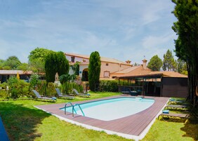 Una piscina al aire libre de temporada, sillones reclinables de piscina