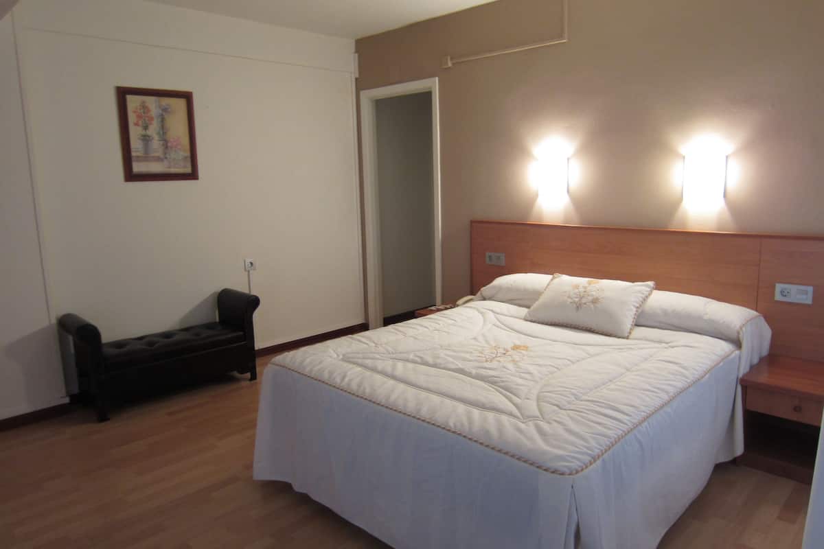 Quarto casal standard | Escrivaninha, Wi-Fi de cortesia