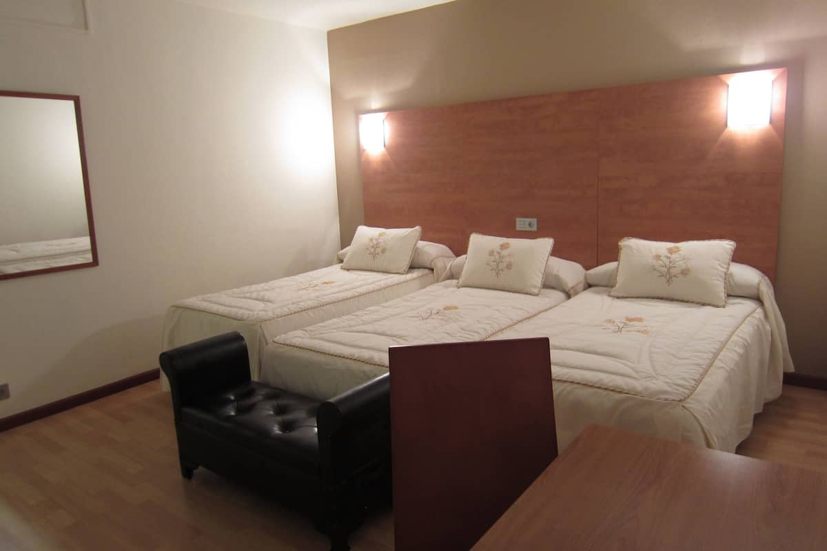 Quarto triplo | Escrivaninha, Wi-Fi de cortesia