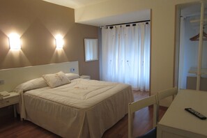 Standard Double Room | Desk, free WiFi - Hotel Acebos Azabache Gijón (Gijon)