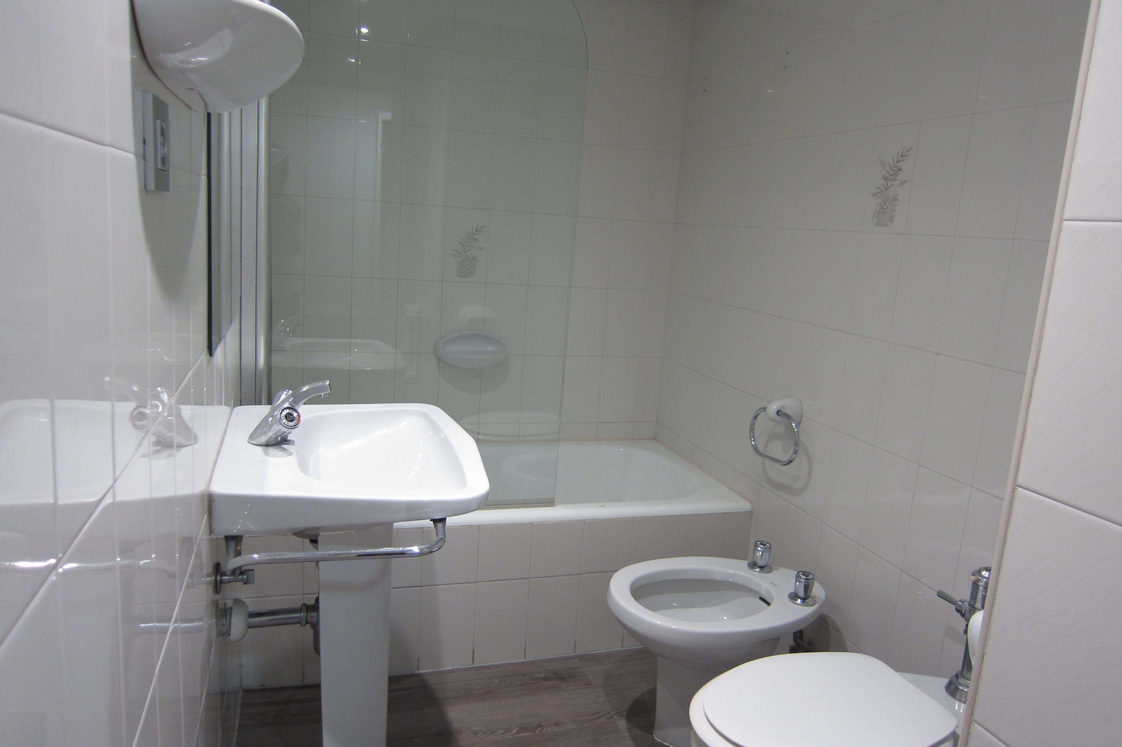Kamar Double Standar | Kamar mandi | Kombinasi shower/bathtub dan perlengkapan mandi gratis