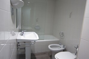 Standard Double Room | Bathroom | Combined shower/tub, free toiletries, hair dryer, towels - Hotel Acebos Azabache Gijón (Gijon)
