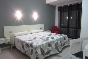 Desk, free WiFi - Hotel Acebos Azabache Gijón (Gijon)