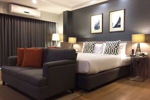 alt Deluxe Suite | Frigobar, cofres nos quartos, escrivaninha