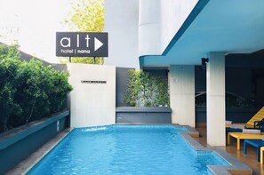 Utomhuspool med öppettider 07.00 till 20.00, och solstolar