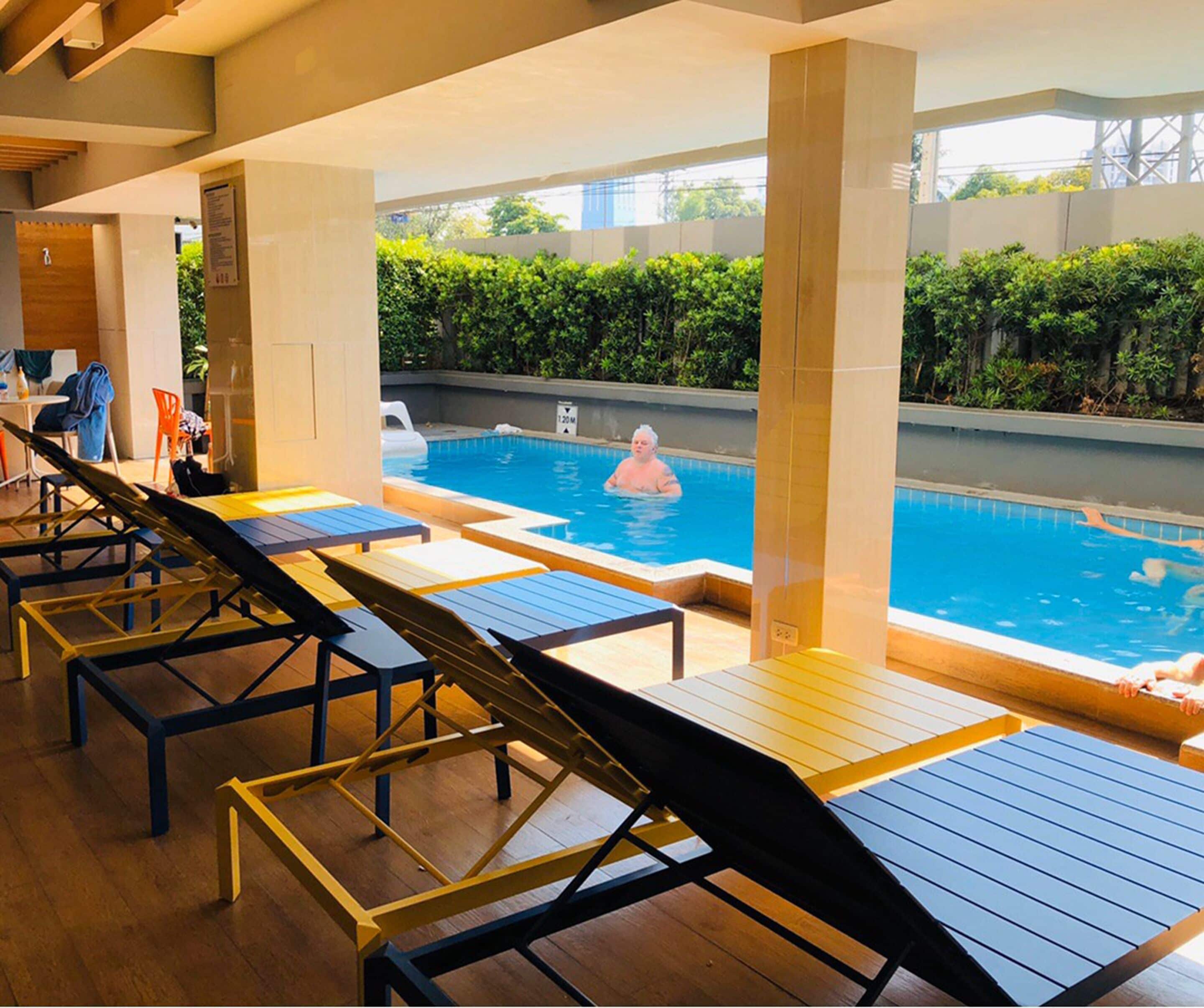 室外游泳池，07:00 至 20:00 开放，日光浴躺椅