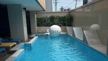 Una piscina al aire libre