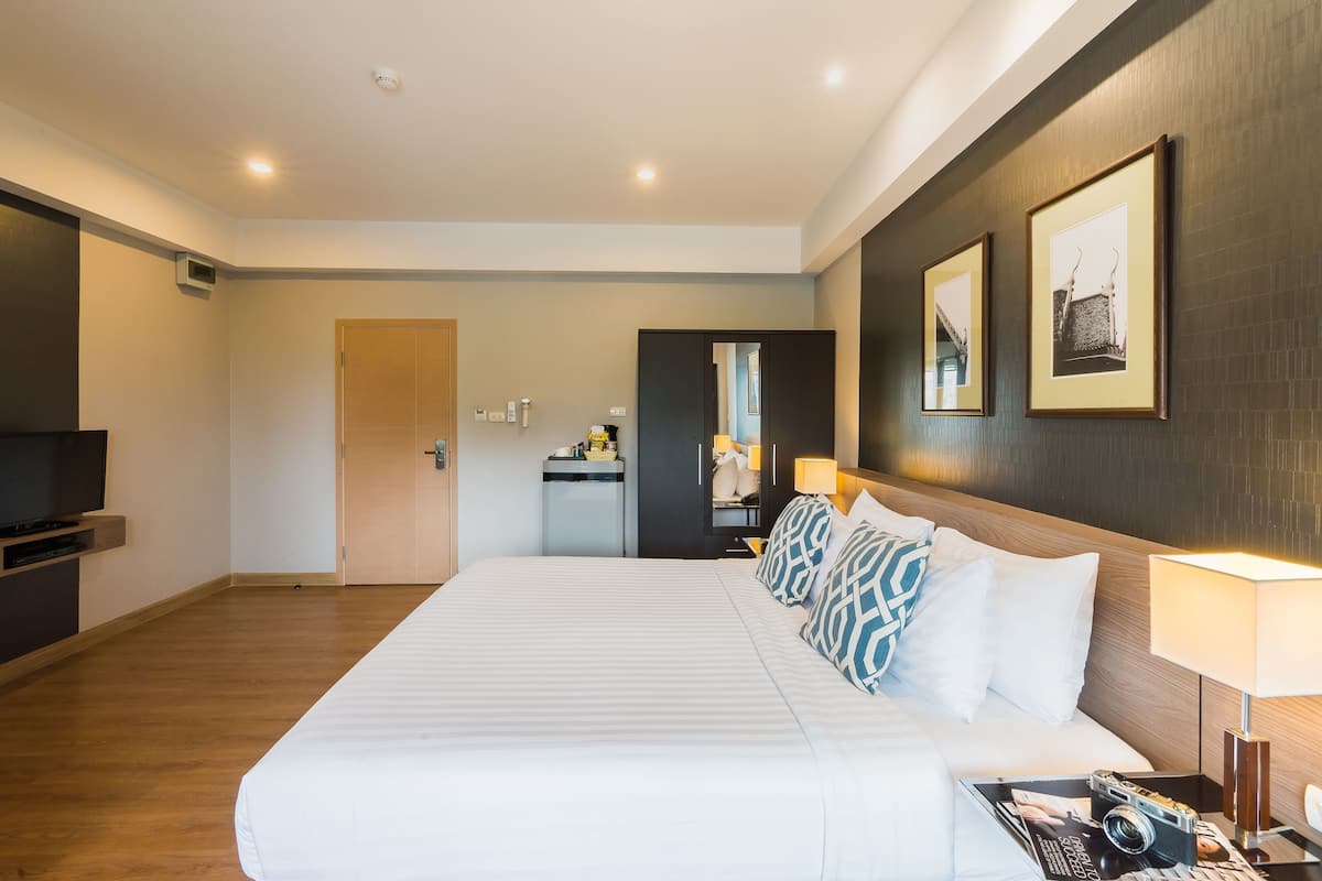alt Superior Room | Minibar, in-room safe, desk, laptop workspace