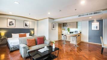 alt Deluxe Suite | Minibar, coffres-forts dans les chambres, bureau