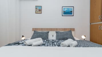 Departamento, 2 habitaciones, balcón, vista al mar | 1 habitación, tabla de planchar con plancha, wifi gratis y ropa de cama