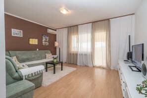 アパートメント 2 ベッドルーム バルコニー シービュー | リビング エリア | 薄型テレビ