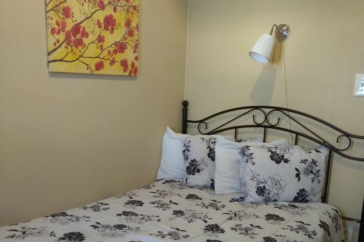 Economy Room, 1 Double Bed, Shared Bathroom | Individually decorated, individually furnished, free WiFi, bed sheets