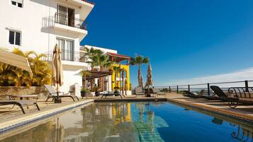 Piscina externa, espreguiçadeiras