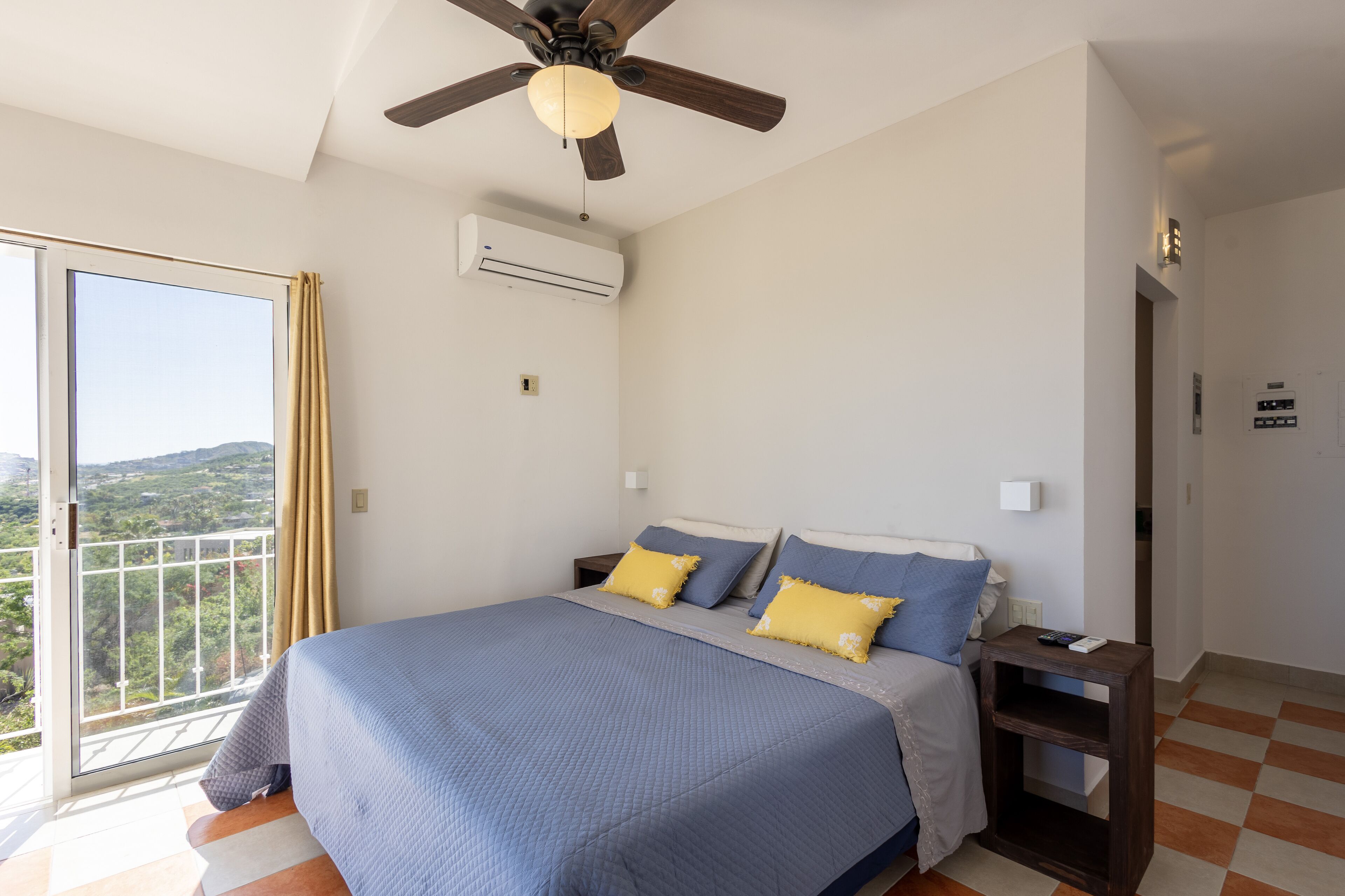 standard room | 1 bedroom, minibar, in-room safe, blackout curtains