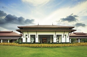 Front of property - The Lake Garden Hotel Nay Pyi Taw - MGallery Collection (Naypyidaw)