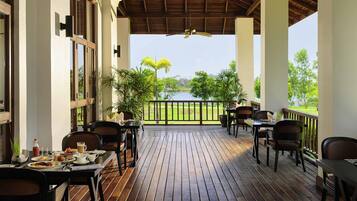 2 من المطاعم، حيث تُقدم وجبات الإفطار، الغداء، العشاء، الأطباق العالمية