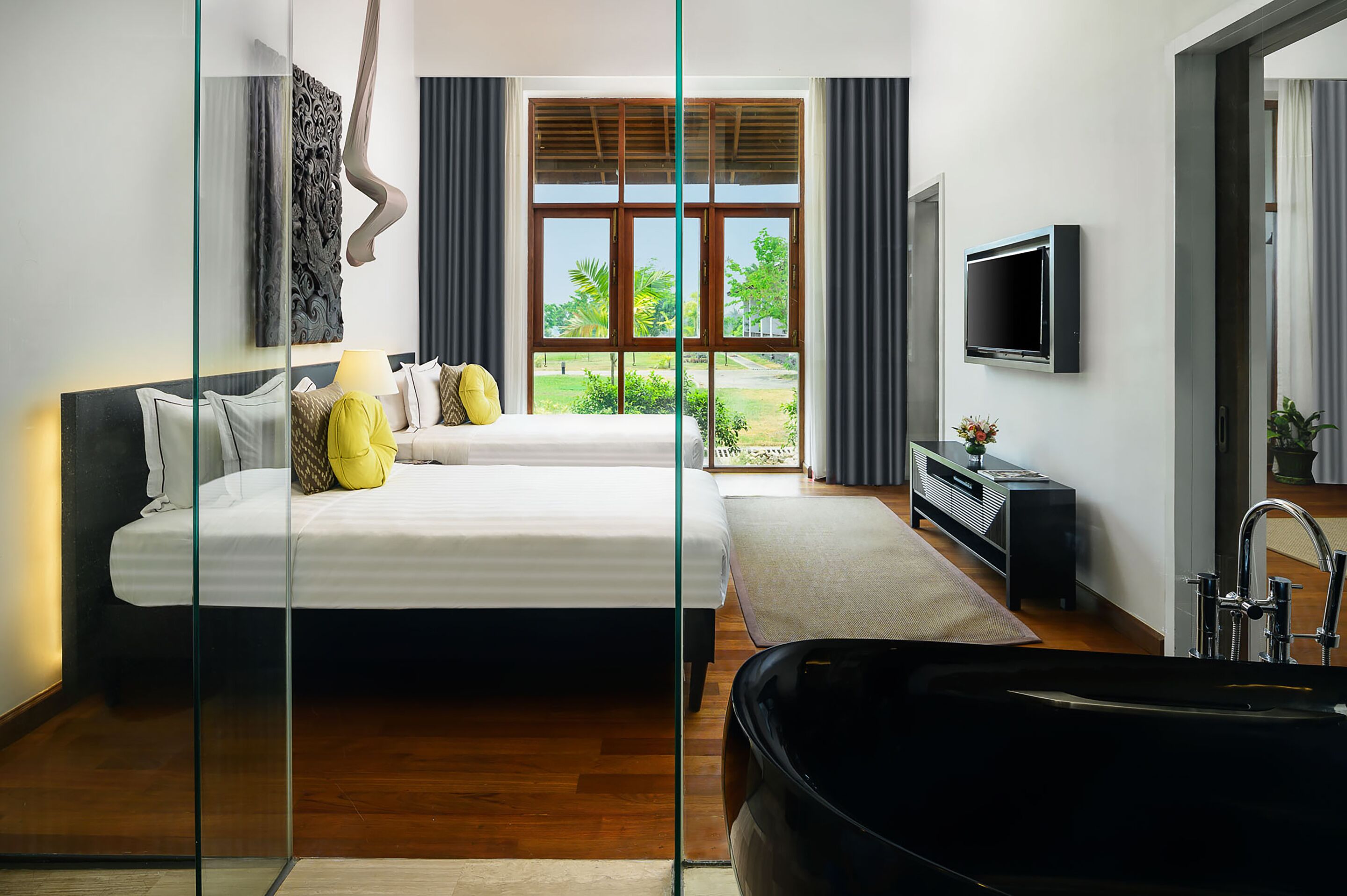 Deluxe Suite, 1 King Bed, Balcony | Minibar, in-room safe, desk, blackout curtains