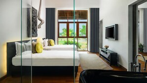 Un dormitorio moderno con una cama grande, televisión, bañera y vistas al exterior.
