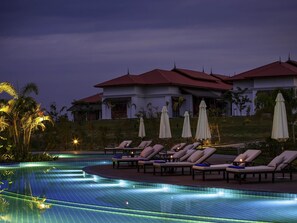 Hồ bơi ngoài trời, dù/ô trên bãi biển/hồ bơi, ghế dài tắm n  ắng 