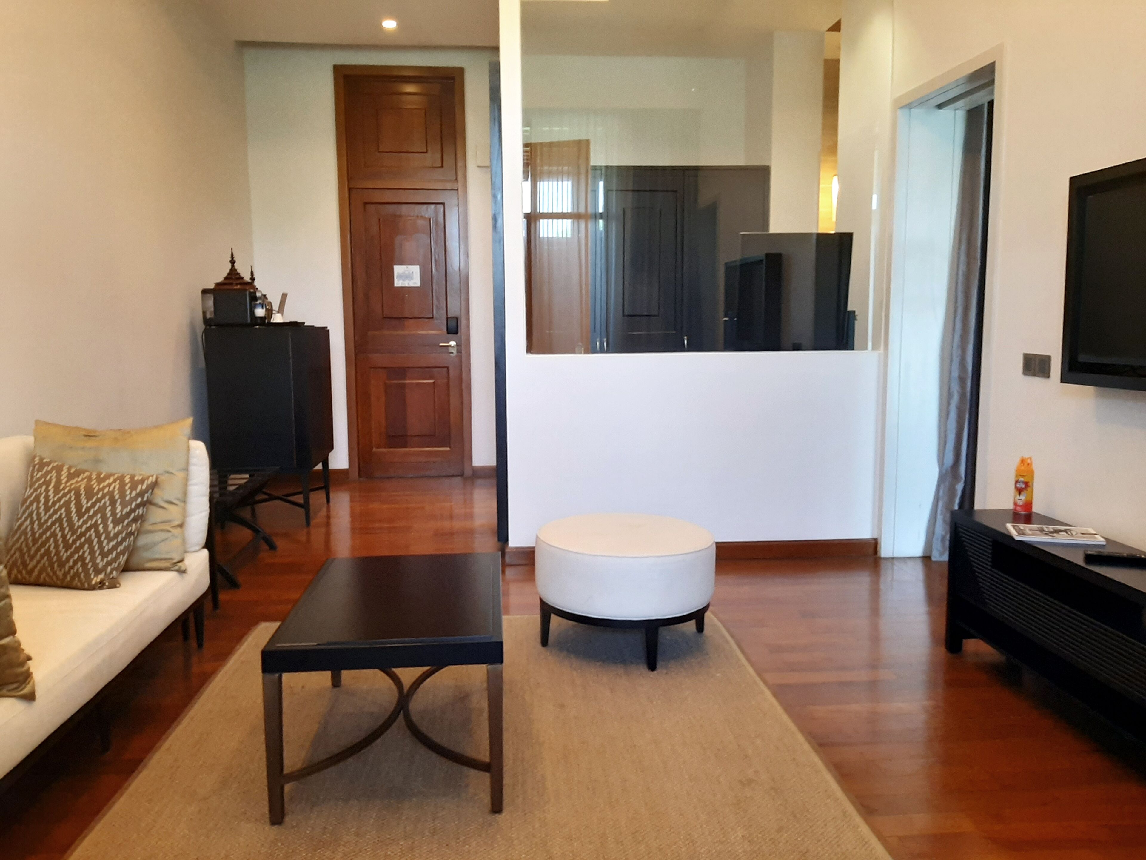 deluxe suite, 1 king bed, balcony | minibar, in-room safe, desk, blackout curtains