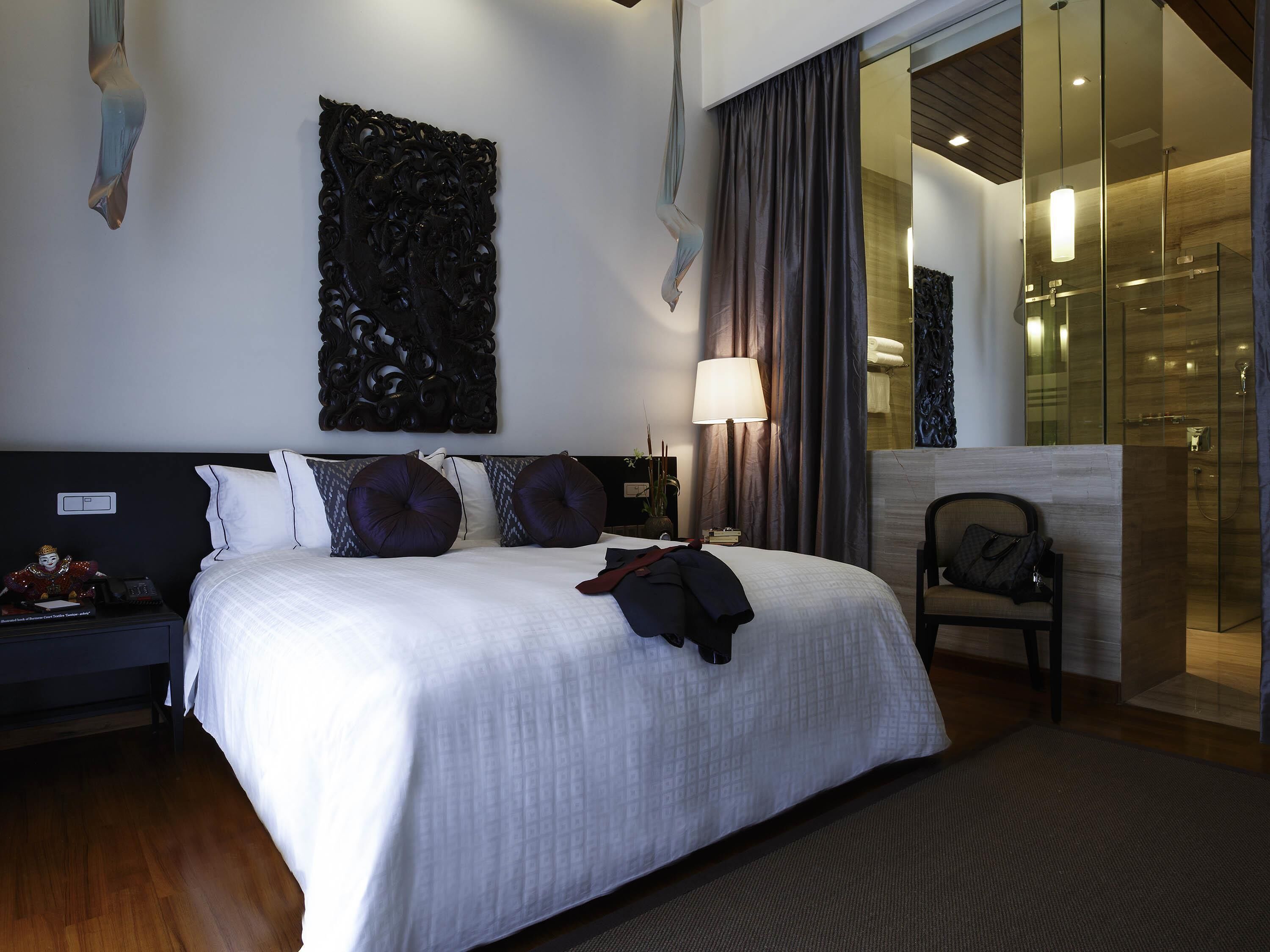 Deluxe Suite, 1 King Bed, Balcony | Minibar, in-room safe, desk, blackout drapes