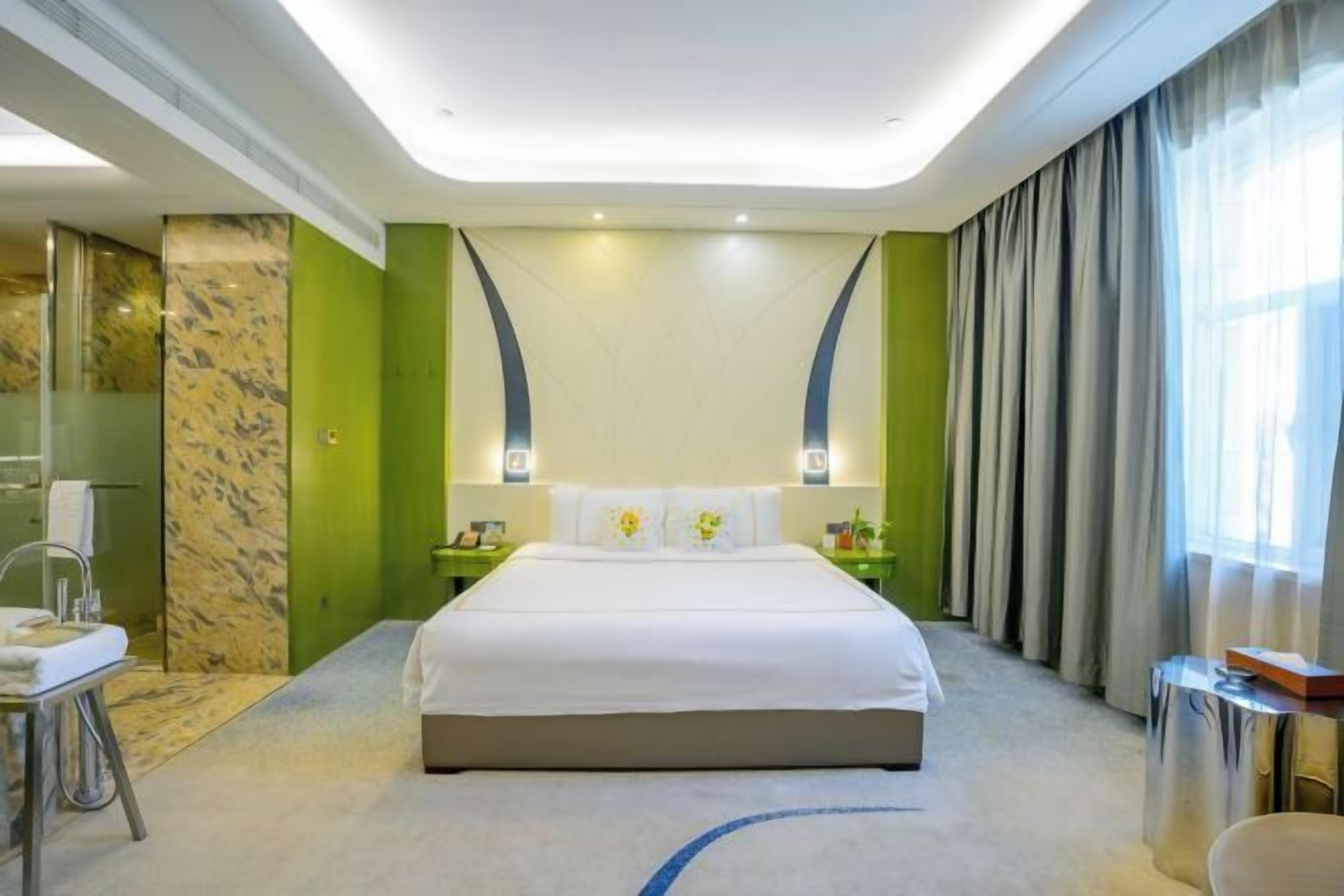 Minibar, in-room safe, alarm clocks