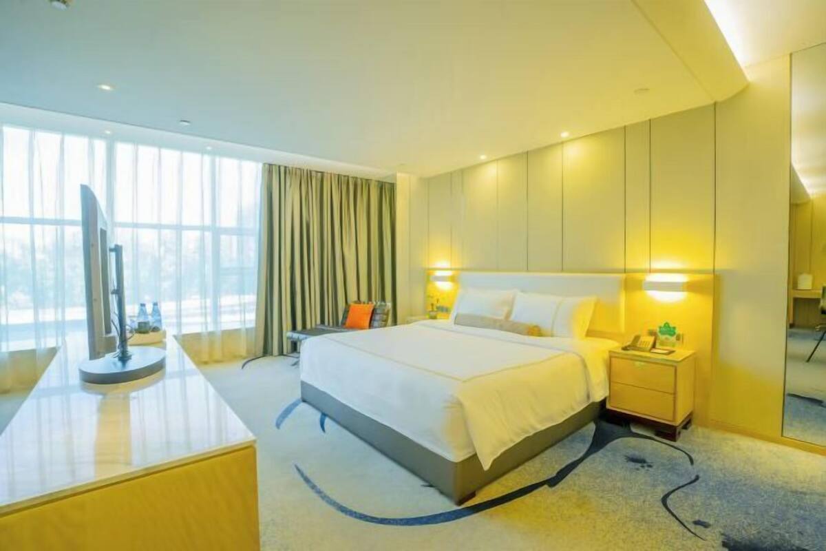 Minibar, in-room safe, alarm clocks