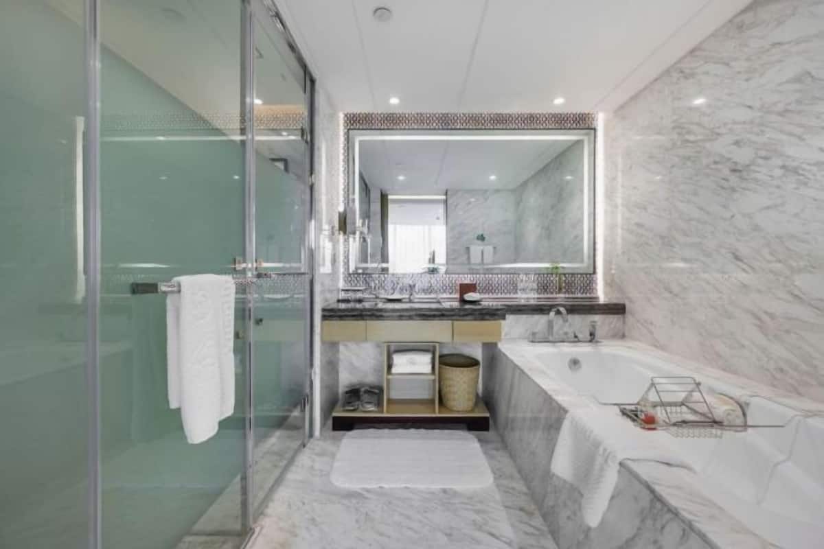 Minibar, caja de seguridad en la habitación y despertador