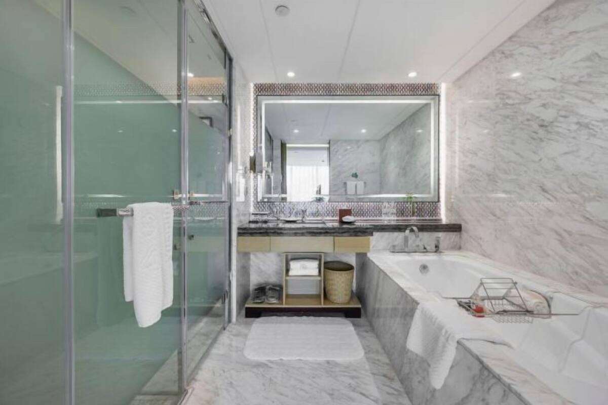 Minibar, in-room safe, alarm clocks