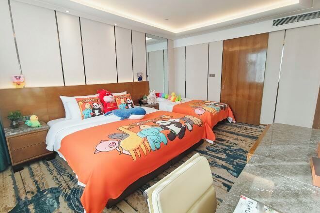 Minibar, in-room safe, alarm clocks