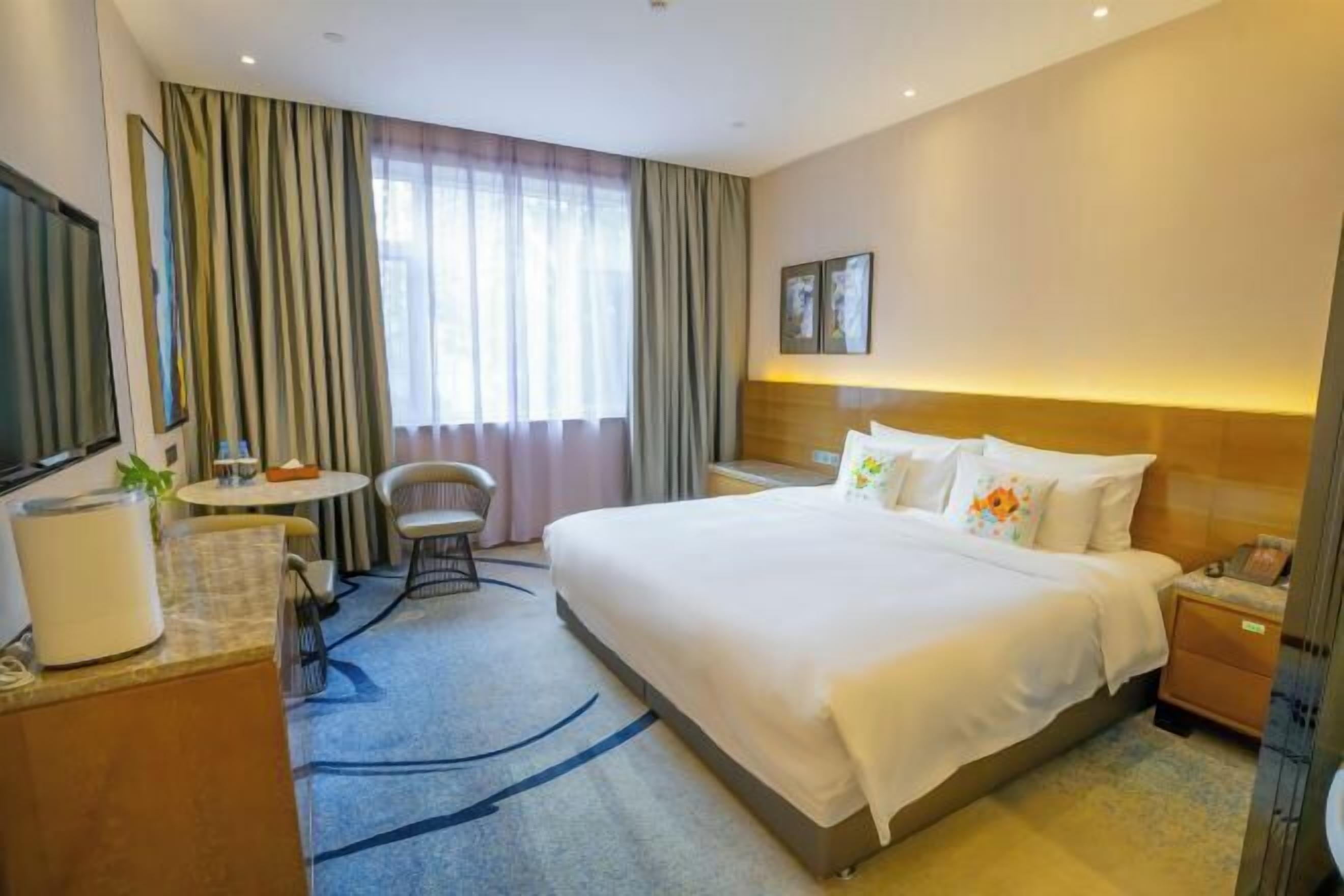 Minibar, in-room safe, alarm clocks