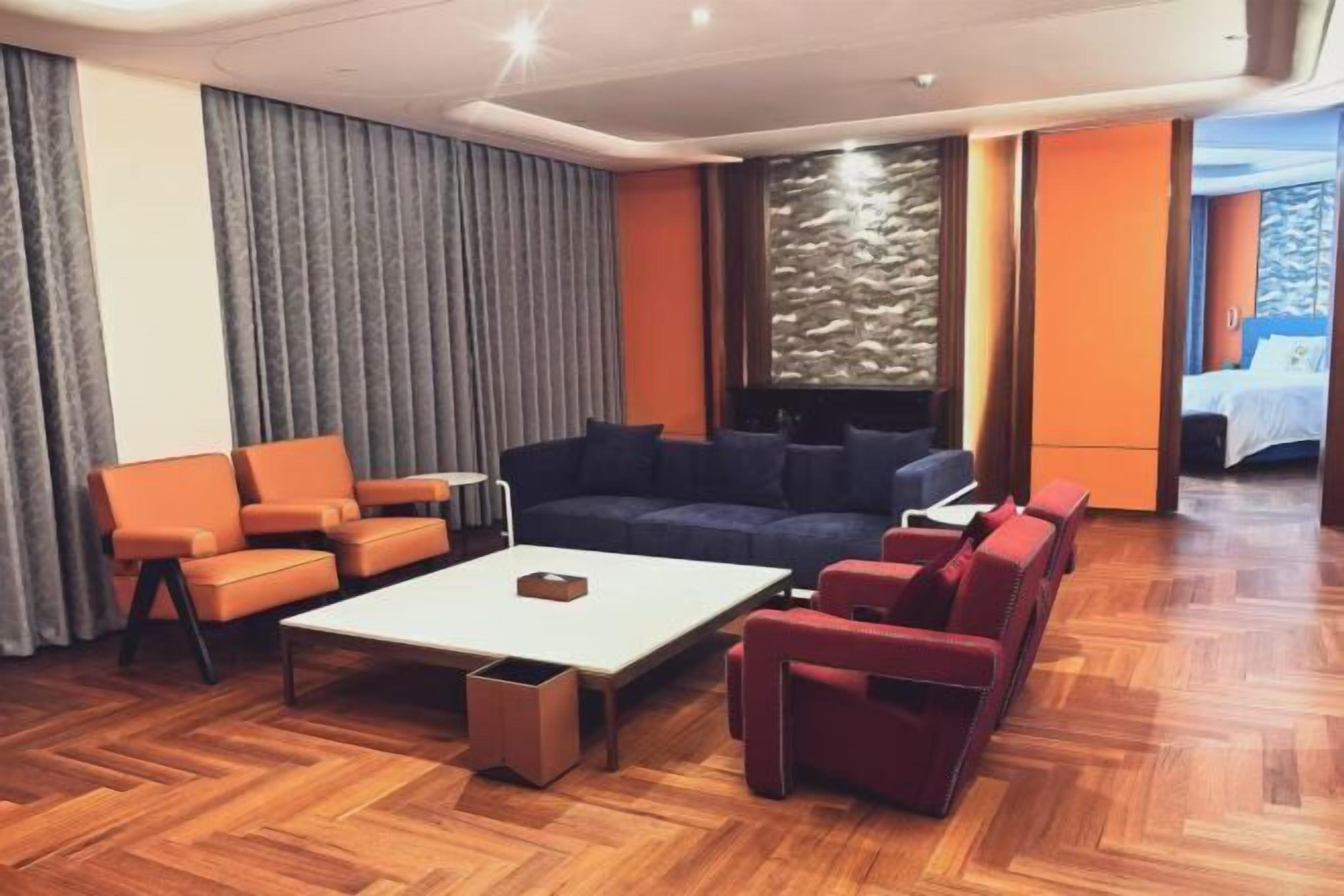 Minibar, caja de seguridad en la habitación y despertador 