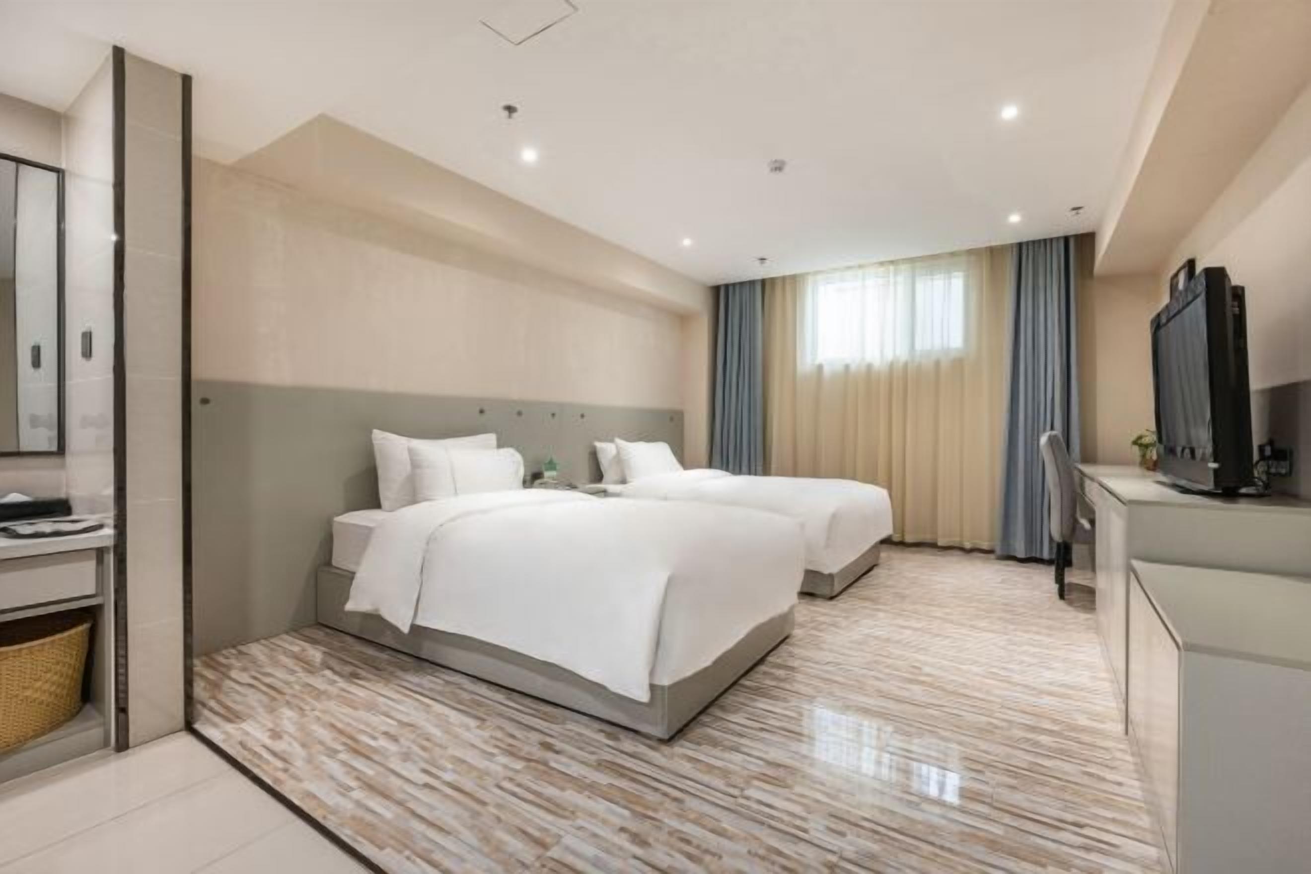 Minibar, in-room safe, alarm clocks