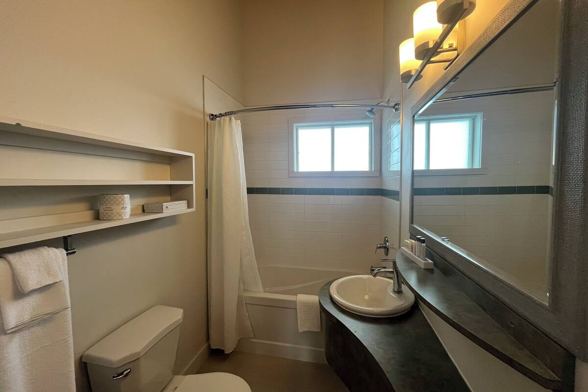 comfort room | bathroom | combined shower/bathtub, free toiletries, hair dryer, towels