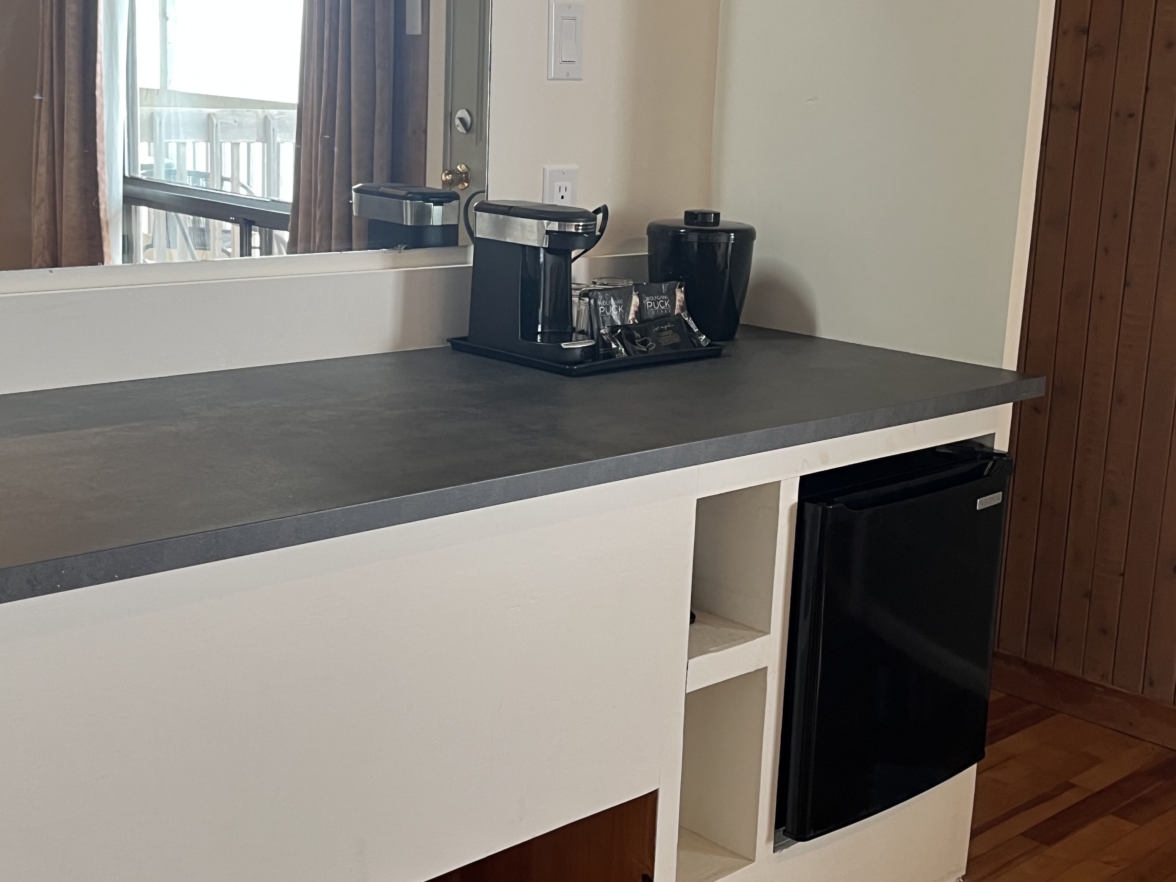 junior suite, 1 queen bed | 1 bedroom, iron/ironing board, free wifi, bed sheets