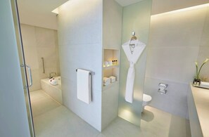 Suite, 2 Schlafzimmer (Vivanta, Airport View) | Badezimmer | Duschwanne, Komfortbadewanne, kostenlose Toilettenartikel, Haartrockner