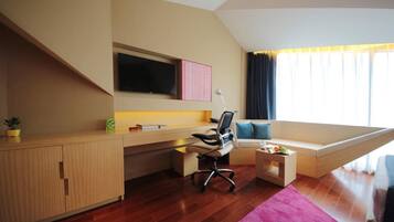 Una habitación moderna con escritorio, silla y cama empotrada.