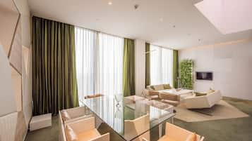 Suite, 2 Schlafzimmer (Vivanta, Airport View) | Wohnbereich | LCD-Fernseher