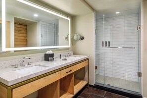 Shower, free toiletries, hair dryer, towels - Renaissance Allentown Hotel (Allentown)