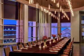 Serveert ontbijt en diner, Amerikaanse gerechten