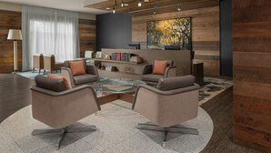 Una sala moderna con dos sofás, una mesa de centro y una estantería.