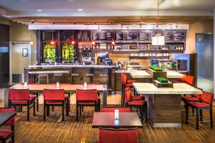 Se sirven desayunos y cenas, cocina americana