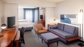 Kamar, Beberapa Tempat Tidur | Seprai premium, brankas, meja kerja, dan tirai kedap cahaya