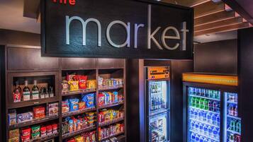 Een automaatruimte met snacks, drankjes en toevoegingen.