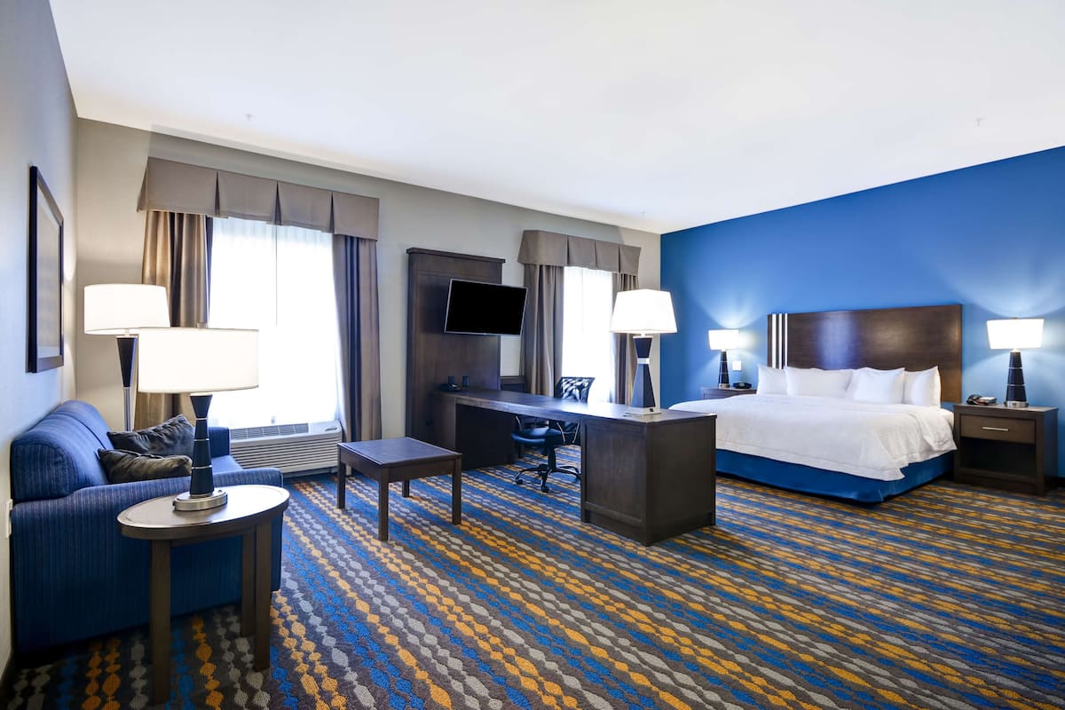 Studio, 1 King Bed, Refrigerator & Microwave | In-room safe, free WiFi, bed sheets
