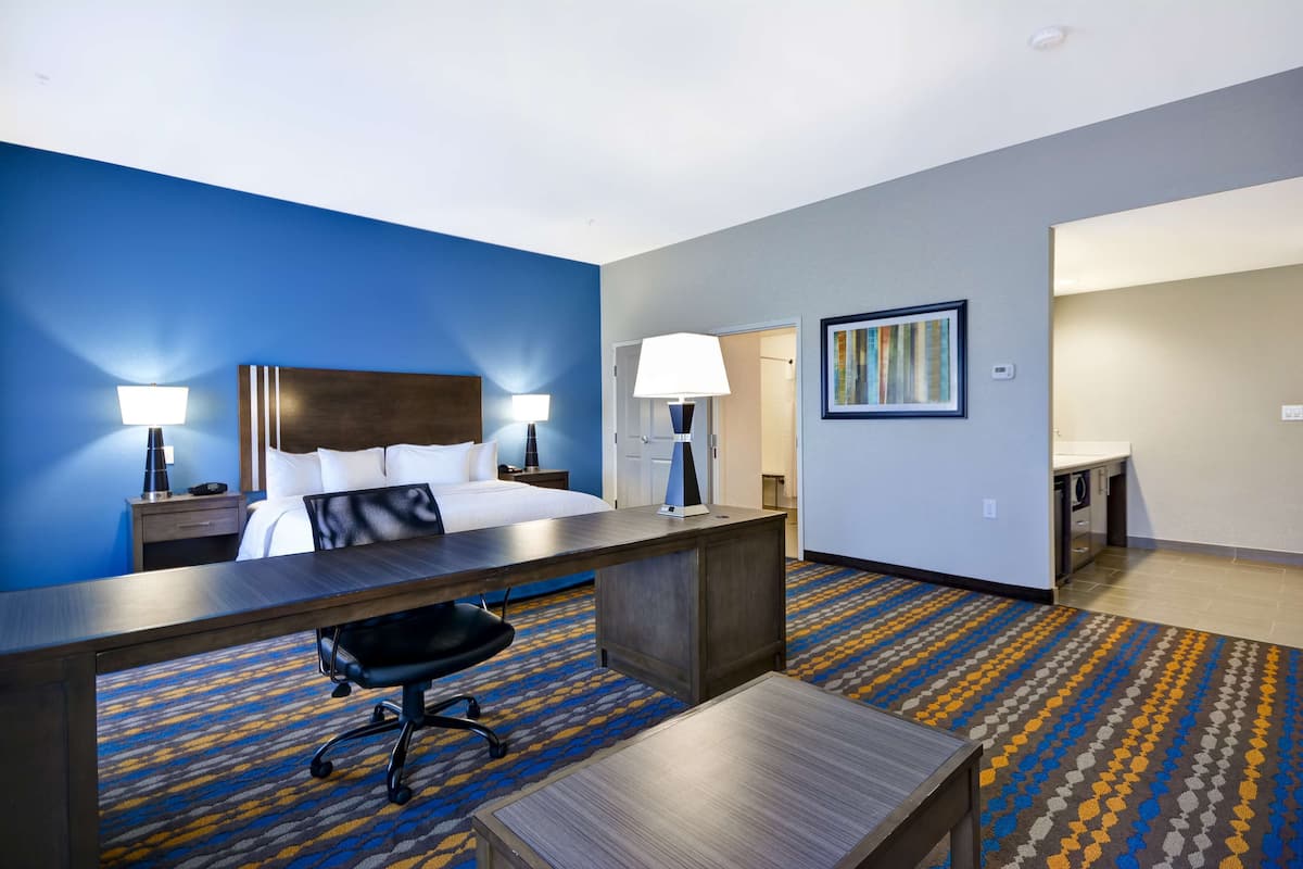 Studio, 1 King Bed, Accessible, Non Smoking | In-room safe, free WiFi, bed sheets