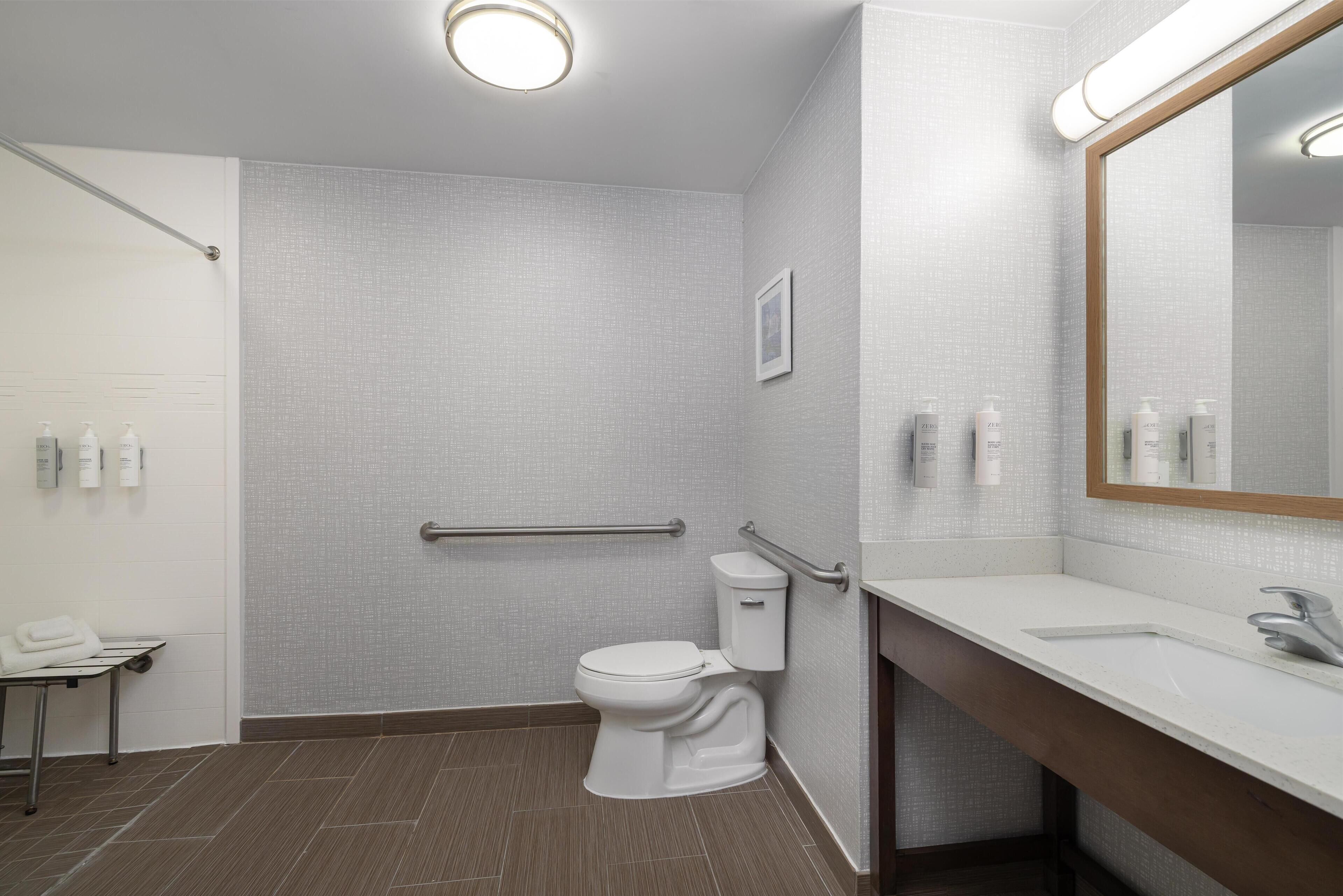 Studio, 1 très grand lit, accessible aux personnes à mobilité réduite, non-fumeur | Salle de bain | Serviettes fournies, savon, shampooing, papier de toilette