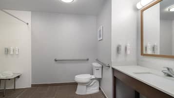 Studio, 1 très grand lit, accessible aux personnes à mobilité réduite, non-fumeur | Salle de bain | Serviettes fournies, savon, shampooing, papier de toilette