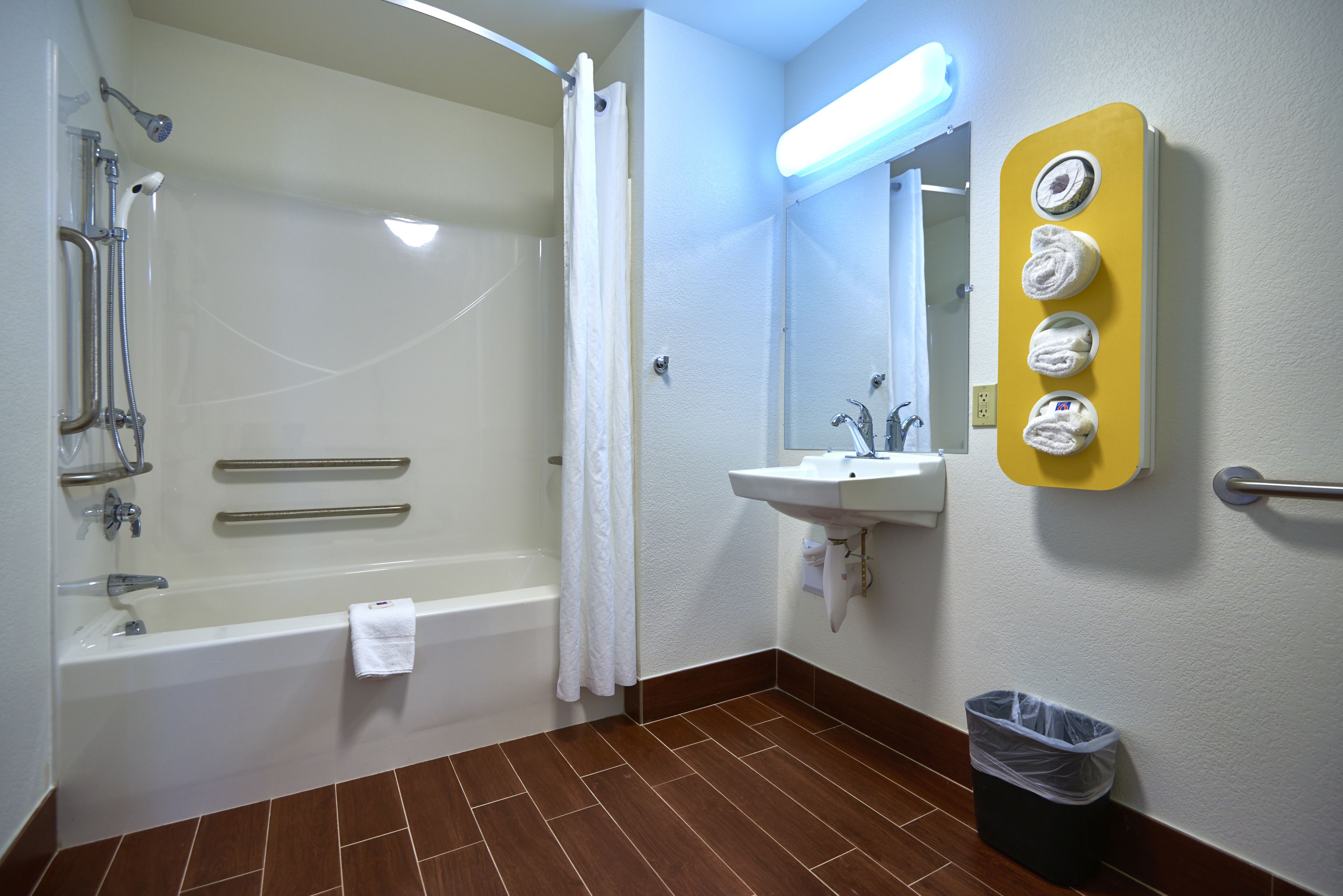 Combined shower/bathtub, towels