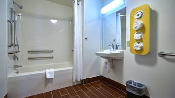 Combined shower/bathtub, towels